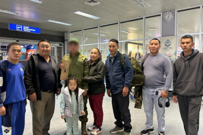 Бойцов СВО встретил руководитель Департамента ветеринарии Якутии / ЯСИА   