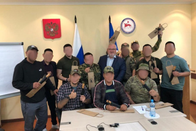 Якутские ножи вручили участникам СВО по поручению Ил Дархана / ЯСИА   