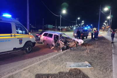В Якутске иномарка на высокой скорости врезалась в уличный столб, водитель скончался / ЯСИА   