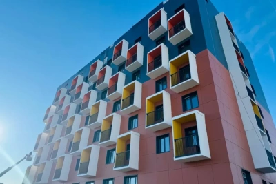 Подрядчик увеличил темпы возведения общежития для сотрудников судоверфи в Жатае / ЯСИА   