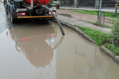 Порядка 3,2 тысячи кубометров воды откачали с улиц Якутска за сутки / ЯСИА Якутск Якутск Республика Саха (Якутия)