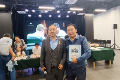 В Якутске наградили победителей сеанса одновременной игры в шашки с гроссмейстерами / ЯСИА Якутск Якутск Республика Саха (Якутия)