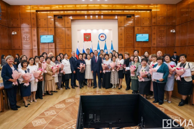 Глава Якутии Айсен Николаев поздравил с Днем учителя / ЯСИА   