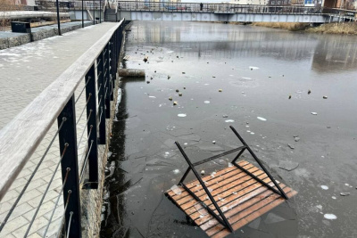 В Якутске вандалы вырвали скамейку и бросили ее в озеро / ЯСИА   