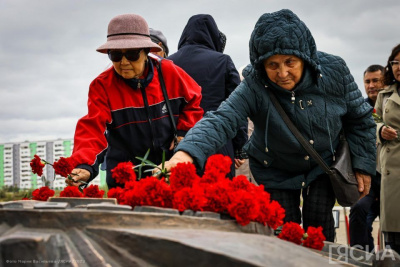 В Якутске возложили цветы к монументу «Воинам-победителям» в честь 80-летия победы в Курской битве / Саина Титова Якутск Якутск Республика Саха (Якутия)