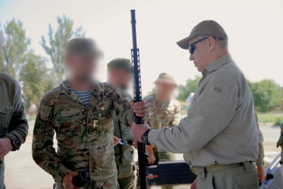 Юрий Трутнев передал бойцам на передовой СВО винтовки, боеприпасы и оборудование / ЯСИА   