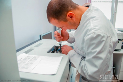 Инспекторы Минэкологии Якутии отобрали пробы почвы на месте разлива топлива в Оймяконском районе / ЯСИА   