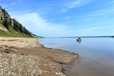 «Полиметалл» выпустил в реку Лену восемь тысяч мальков сибирского осетра / ЯСИА   