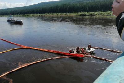 В Иркутской области устраняют последствия разлива нефтепродуктов на реке Лене / ЯСИА   
