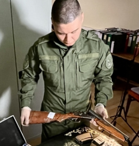 Завершено расследование уголовного дела по обвинению жителя города Якутска в незаконном приобретении и хранении огнестрельного оружия и боеприпасов /    