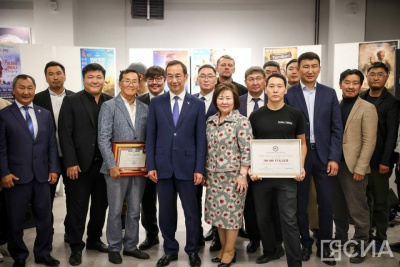 Айсен Николаев вручил якутским режиссерам по 300 тысяч рублей на продвижение фильмов / Саина Титова   Республика Саха (Якутия)