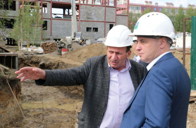 Август: активная пора строительства /    