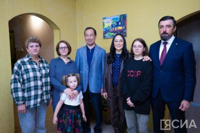 Глава Якутии и его супруга навестили семью участника СВО в Нерюнгри / ЯСИА  Нерюнгринский Республика Саха (Якутия)