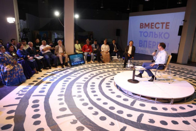 Глава Якутии встретился с деятелями культуры республики / ЯСИА   Республика Саха (Якутия)