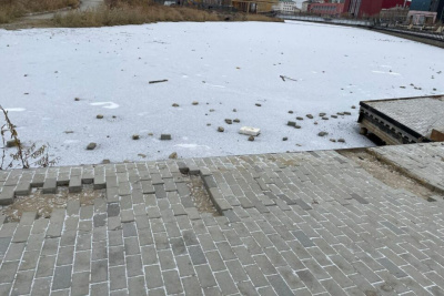 В Якутске вандалы выломали тротуарную плитку и выбросили её в Талое озеро / ЯСИА   