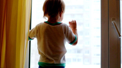 Окно для ребенка опасно /    