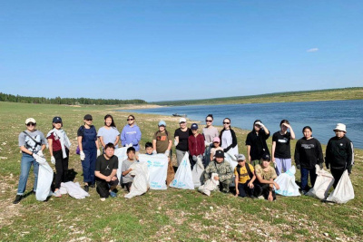 Волонтеры вывезли с берега реки Амги 48 мешков мусора во время субботника «Вода России» / ЯСИА   