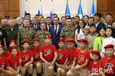 В Якутии чествовали Героев России Филиппа Евсеева и Алексея Неустроева / Дьулустаан Сергеев Якутск Якутск Республика Саха (Якутия)