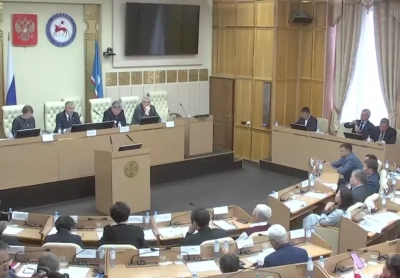 В Ил Тумэне проходят слушания по проекту изменений в Конституцию Якутии / ЯСИА   