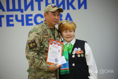 Якутянам вручили нагрудные знаки союза добровольцев Донбасса / Майя Гоголева   