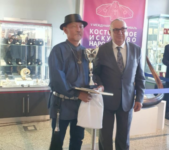 Якутский косторез победил на международном фестивале в Магадане / ЯСИА Магадан Город Магадан Магаданская область