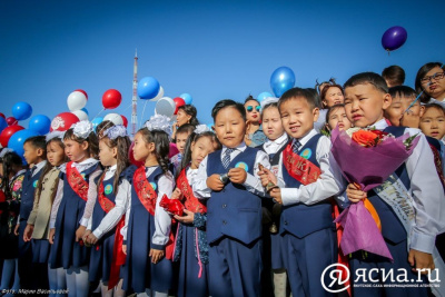 Председатель Ил Тумэн Алексей Еремеев поздравил с началом нового учебного года / ЯСИА   