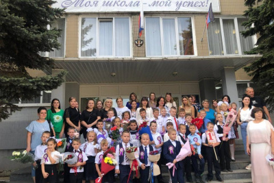 В День знаний в школе Кировского прошла торжественная линейка / ЯСИА   