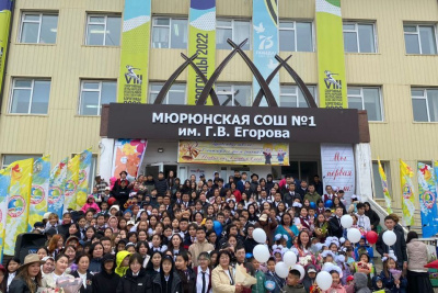 Сергей Местников поздравил с Днем знаний учащихся и учителей Мюрюнских средних школ / ЯСИА   