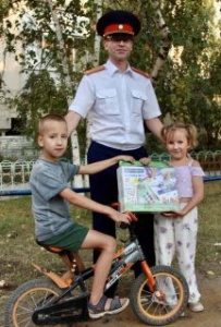 Следователи приняли участие в акции «Собери ребенка в школу» /    