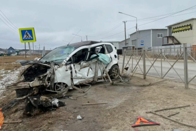 В Якутске автомобиль наехал на ограждение. Есть погибший / Саина Титова   
