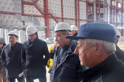 С ходом строительства Жатайской судоверфи ознакомился госсоветник Якутии Вячеслав Штыров / ЯСИА   