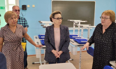 Галина Данчикова проверила модернизацию школ в Ленском районе Якутии / ЯСИА   