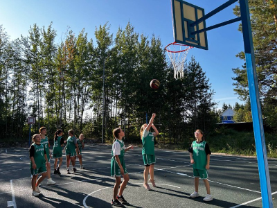 «Лучший подарок ко Дню знаний»: многофункциональный стадион открыли в школе № 4 в Ленске / ЯСИА   