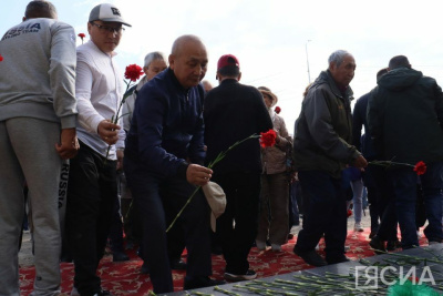 К памятнику Дмитрию Коркину возложили цветы в преддверии международного турнира / Дьулустаан Сергеев Якутск Якутск Республика Саха (Якутия)