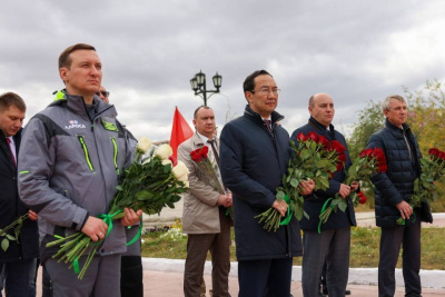 Глава Якутии возложил цветы к памятнику геологу-первооткрывателю Ларисе Попугаевой / ЯСИА Удачный Мирнинский Республика Саха (Якутия)