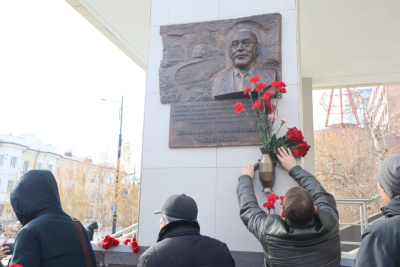 В Якутске почтили память Владимира Членова в день его 75-летия / Нарыйа Пахомова   