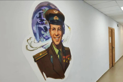 В Сунтарской школе появились портреты Юрия Гагарина и Героя России Дмитрия Егорова / ЯСИА   