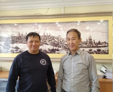 Участник программы «Якутия – Земля героев» познакомился с работой главного архитектора Якутска / ЯСИА   