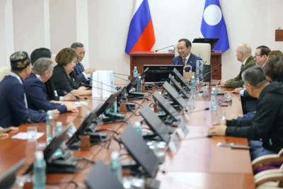 Айсен Николаев встретился с участниками фестиваля поэзии «Благодать большого снега» / ЯСИА   