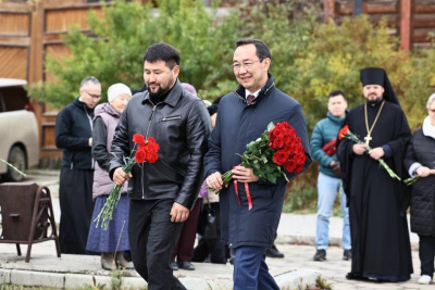 Айсен Николаев возложил цветы к памятнику основателя Якутска / ЯСИА Якутск Якутск Республика Саха (Якутия)