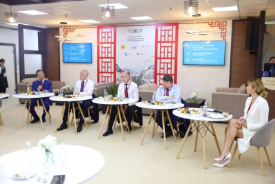 ВЭФ-2023: глава Якутии принял участие в дискуссии Клуба губернаторов / ЯСИА   