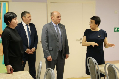 Глава района осмотрел две школы /    