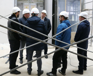 Стройку гонят вперед сроки и погода /    