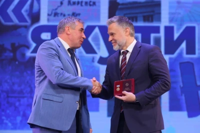 В День столетия авиации Якутии авиаторам АЛРОСА вручили награды / ЯСИА   