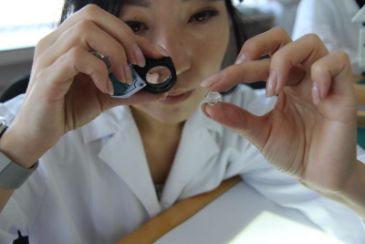 Сортировщица АЛРОСА – о любви к профессии и о том, какую историю могут рассказать драгоценные камни / ЯСИА   