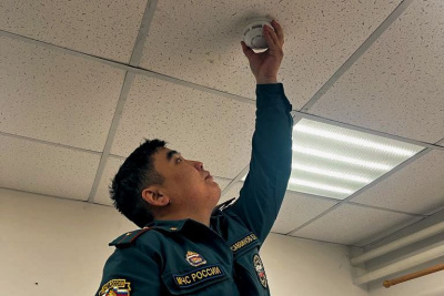 В Среднеколымском районе Якутии в домах многодетных семей установлены пожарные извещатели / ЯСИА   