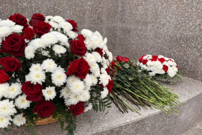 В Якутске состоялось возложение цветов к памятнику матери / Мария Горохова   