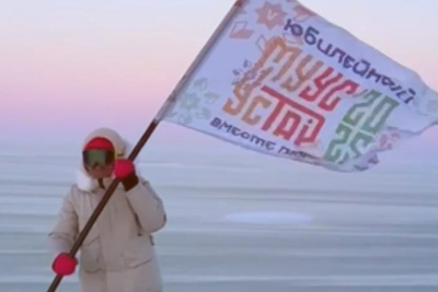 В Тикси подняли флаг молодежного фестиваля «Муус Устар» / ЯСИА   