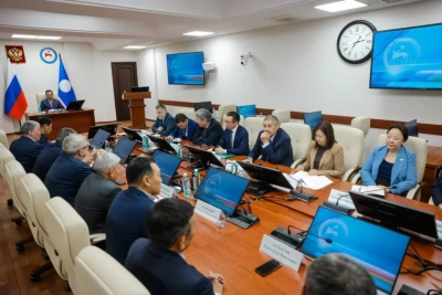 Айсен Николаев встретился с руководством и председателями постоянных комитетов парламента Якутии / ЯСИА   