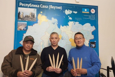 Военкоры «Сахамедиа» передали волонтерам Ленского района иглы для плетения маскировочных сетей / ЯСИА   